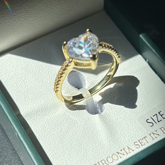 Cubic Zirconia heart ring size 8. Gold tone set in brass NIB - Picture 3 of 8